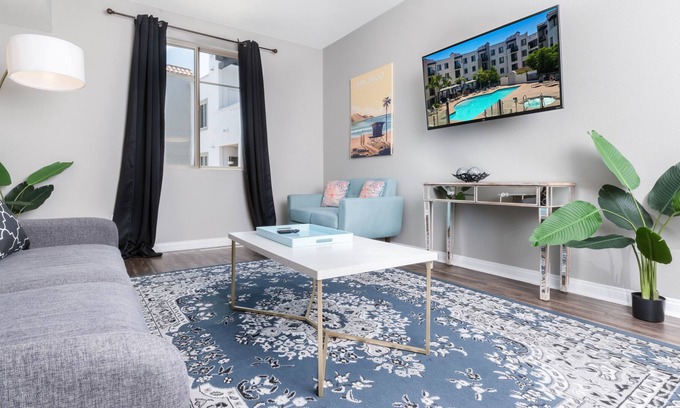 Morena Apartment | Lux Apt by SeaWorld. Pool, Hot Tub, Gym, King Beds