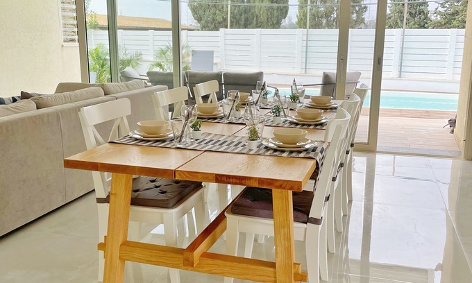 Holon House | Lux & Comfy ~ Pool ~ Queen Beds