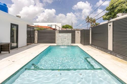 Sabana Abajo House | Lux Gem, 7 Mins to SJU, Private Pool, Tesla Solar System, No Blackouts
