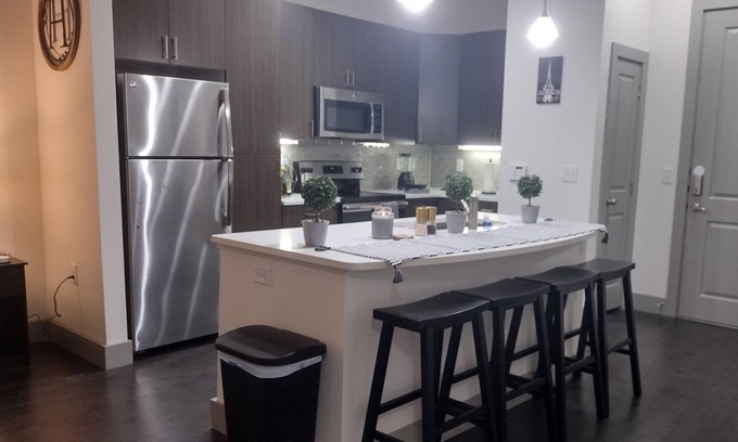 Crabtree Apartment | Lux King Suite overlooking relaxing courtyard fountains