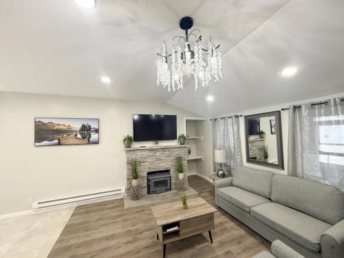 Sussex House | Lux Lake Neepaulin Frontage & Panoramic Views Home