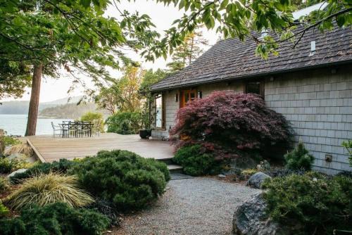 Eastsound House | Luxe Beachfront, Hot Tub, Kayaking, Walk To Town