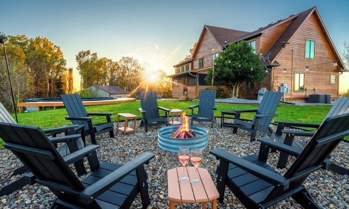 Lawrenceburg Cabin | Luxe Bourbon Trail Cabin– Hot Tub/Pickleball/Fire Pit/Pool/Game Room