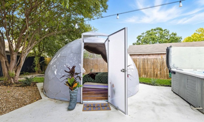 Live Oak House | Luxe Family Escape w/Games, Hot Tub & Yard