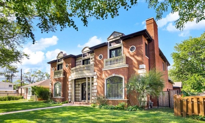Skokie House | Luxe Home 20 min from Downtown Chicago ,heated indoor pool, Spa bath, tree house