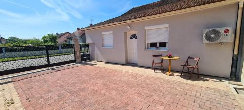 Chatenoy-le-Royal Apartment | Luxe-Home