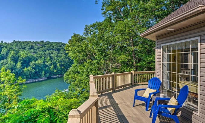 Jamestown House | Luxe Lake Cumberland Retreat with Decks on 1 Acre!