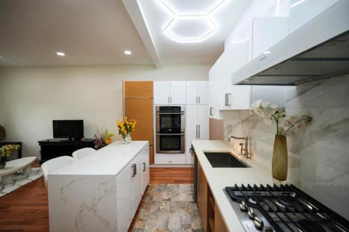 West New York House | Luxe NYC View Mansion 6BR 4BA Balcony Garage