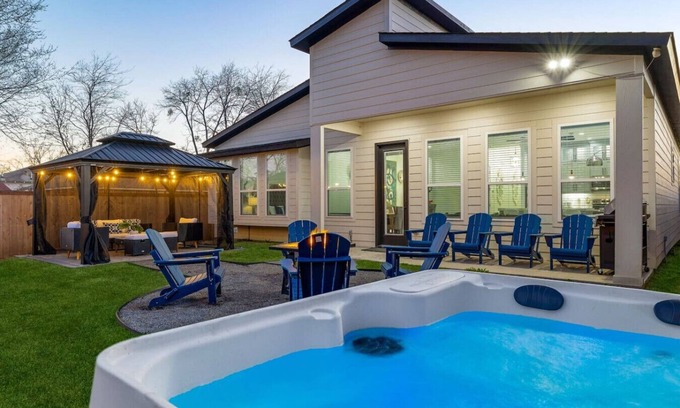 West Dallas Apartment | Luxe Retreat-Hot Tub/Pool/Firepit near State Fair