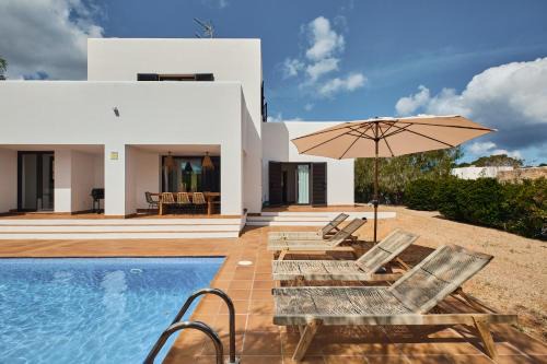 San Antonio Bay Villa | Luxe villa met privézwembad - Sant Antoni view - Boho Villas Ibiza
