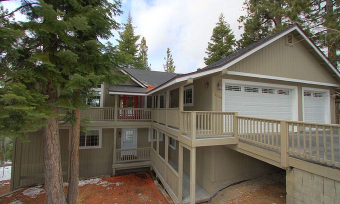 Country Club Estates House | Luxurious 3700 Sq Ft. 5 Bedroom Home With Stunning Mountain Views