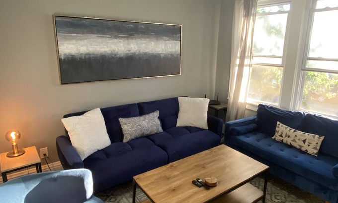 Brighton Park Apartment | Luxurious 3Br with parking on premises 🌔