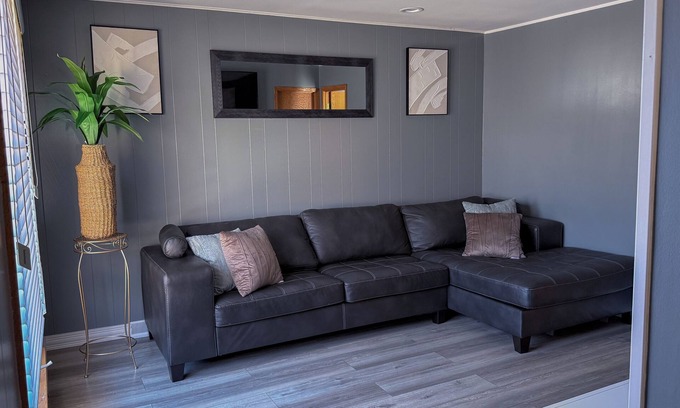 Burbank House | Luxurious 4-bedroom house 30min near downtown Chicago