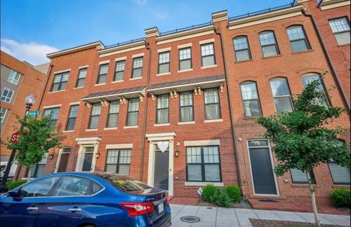 Dupont Circle House | Luxurious 4BR home with parking & patio l Corporate & Extended Stays welcome l Fits 8-10