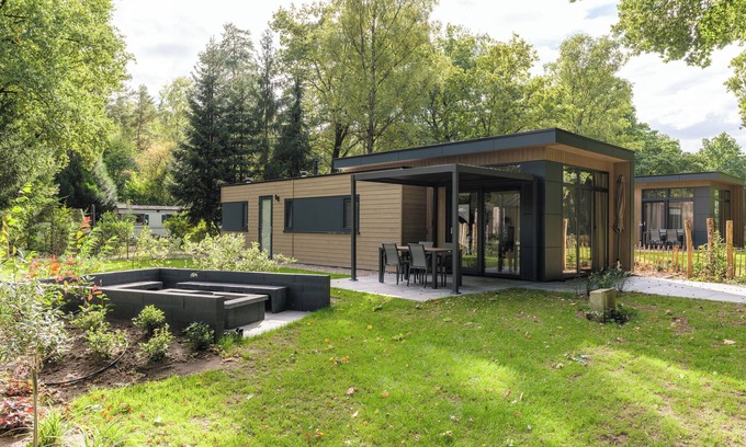 Lieren House | Luxurious Cannenburch Deluxe, atmospheric outdoor area and lounge with outdoor fireplace.