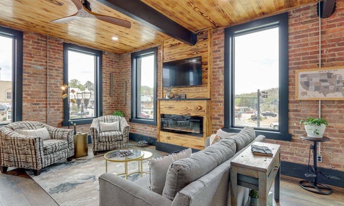 Murphy Apartment | Luxurious Downtown Murphy Vacation Rental Loft!