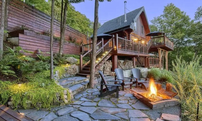 Lac Superieur Village Ski Chalet | Luxurious log cabin with private spa