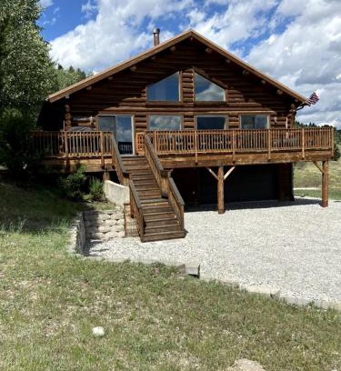 Cameron House | Luxurious Log Home with Madison River Views near Three Dollar Bridge, J & J Ranch, Montana