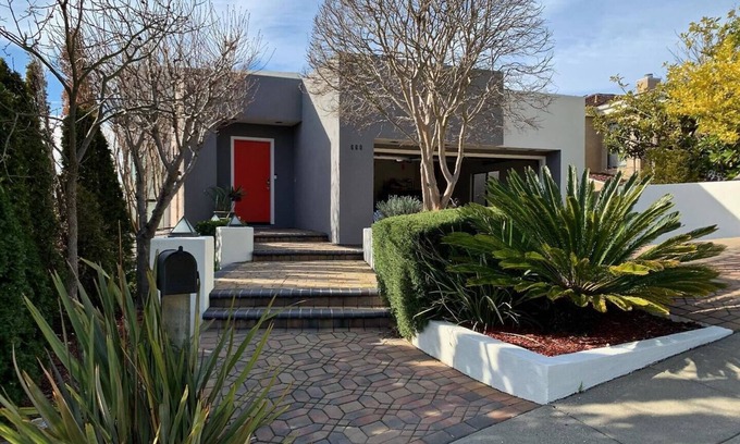 Piedmont House | Luxurious & Modern 3 Bed/2.5 Bathroom Home with AC & gorgeous views of the SF Bay.
