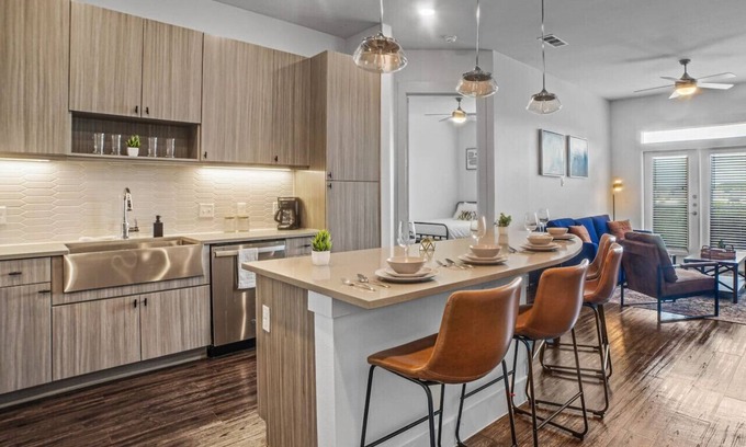 West Oak Hill Apartment | Luxurious New Unit|2Bd2Ba|Pool, Golf Sim