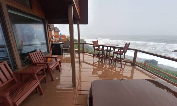 Smith River Apartment | Luxurious Oceanfront Cabin 7 Getaway w Hot Tub