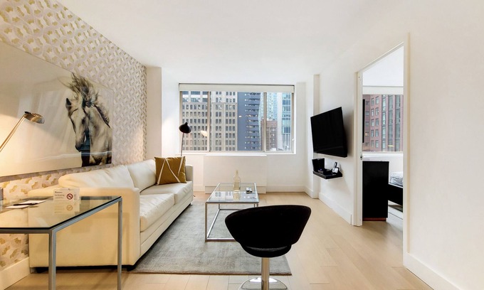 Rose Hill Apartment | Luxurious One Bedroom in High Rise Above