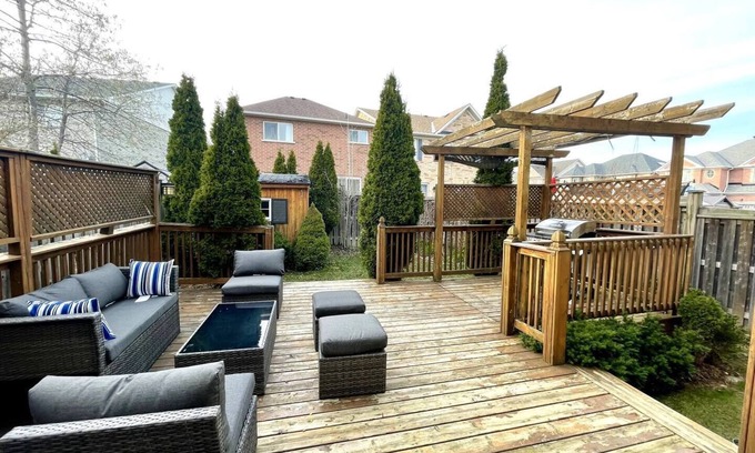 Richmond Hill House | Luxurious Spacious Dream Home with Parking!