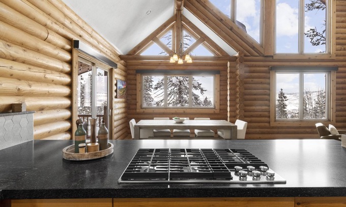 Summit Park Cabin | Luxurious Summit Vista / Hot Tub / Pool Table / 4 BR / 12 Guests / Gorgeous View