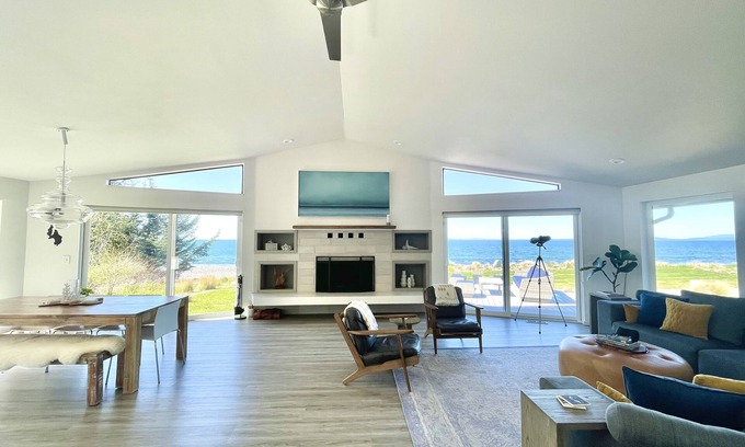 Oak Harbor House | Luxurious Whidbey Beachfront Retreat