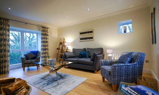 Tarbert Cottage | Luxury 2 bed ensuite cottage in Scottish Estate setting, short walk to loch