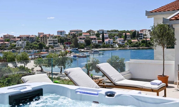 Seget Vranjica Apartment | LUXURY 2 BEDROOMS, 2 BATHROOMS APARTMENT WITH WHIRLPOOL AND SAUNA