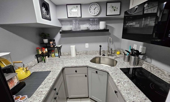 Upper Darby Apartment | Luxury 2 BR Apt Near Philly & Airport. Free Parking.