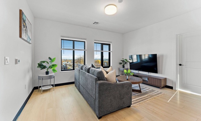 Everett Apartment | Luxury 2bd/2ba near Boston 8510