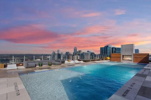 Rainey Street Historic District House | Luxury 2BR Rooftop Pool Austin by Barclé