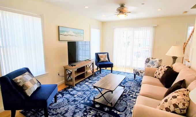 Hampton House | Luxury 3 Br + parking Hampton Beach Island section, steps to sandy beach! side A