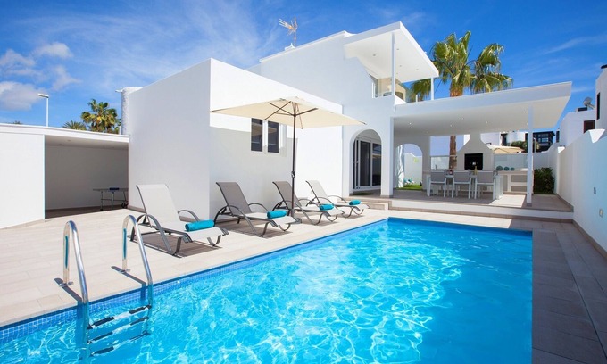 Puerto del Carmen Villa | Luxury 4 bed, 3 bath villa in central Puerto del Carmen with free WiFi & Air Con