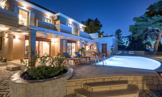 Lagopodo Villa | Luxury 4 bed with amazing views.