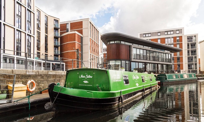 Tollcross Boat Rental | Luxury 4* Floating Houseboat in the heart of Edinburgh City Centre
