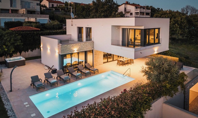 Grabri Villa | Luxury 4BD villa for 8 with pool, jacuzzi, sauna, gym, bocci and basketball