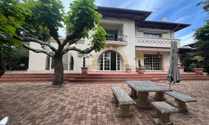 Arcachon Villa | Luxury 5-Bed Villa with Indoor Pool near Arcachon Beach and Shops