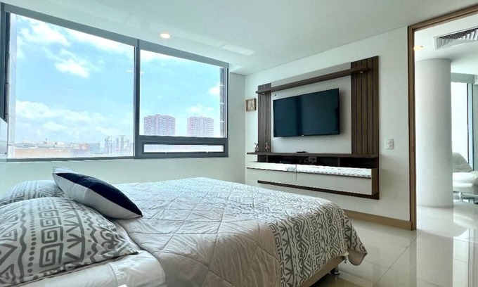 Riomar House | Luxury Apartment Hilton WI-FI, TV, Pool and Gym