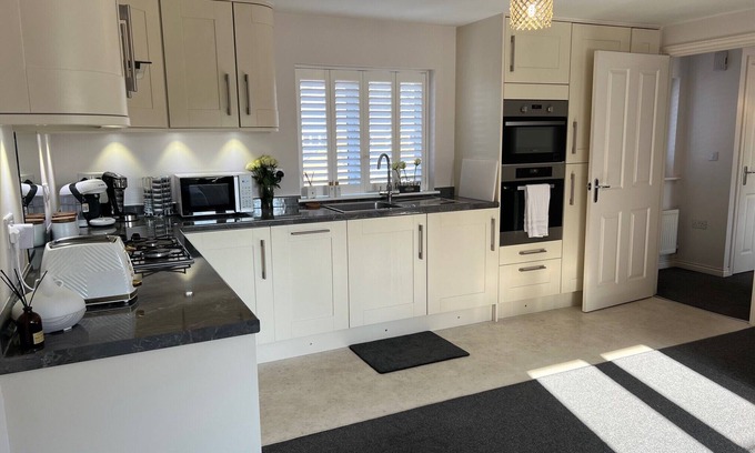 Lichfield House | Luxury apartment in central Lichfield. Free parking. Sleeps from 1 to 6 people