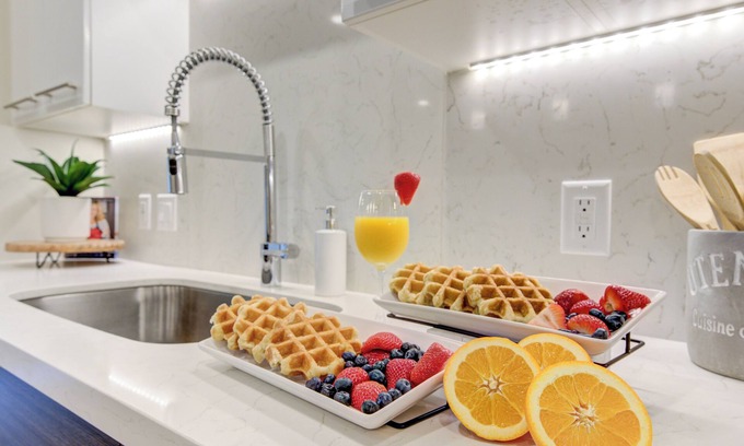 Midtown Apartment | Luxury Apartment W/Comp Breakfast!