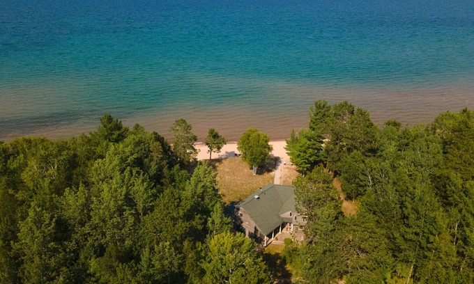 Rumely House | Luxury beachfront retreat15 minutes to town