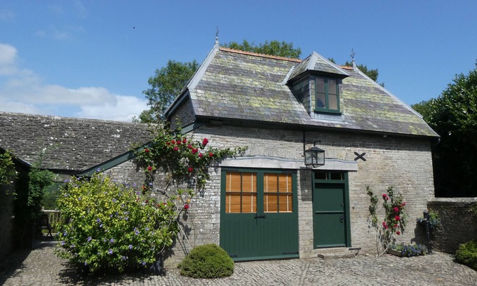 Kinnerton Cabin | Luxury converted Coach House; stunning views in rural location