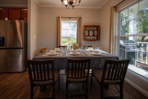 Belton House | Luxury cottage near lake Belton - WiFi A/C