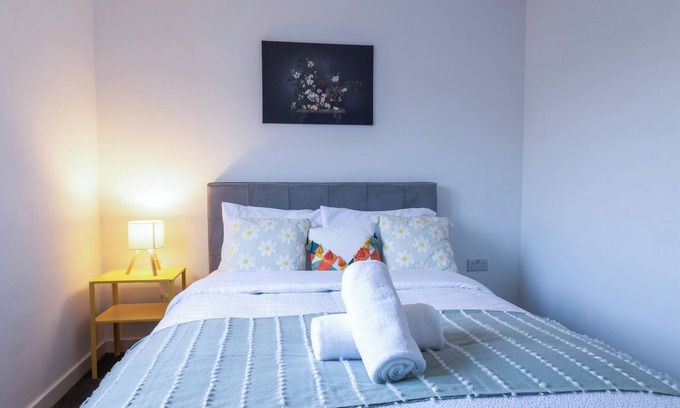 Holbrooks House | Luxury Coventry 2-bed house near Ricoh Arena with Parking for 2 cars & wifi