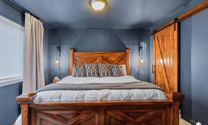 Knik-Fairview House | Luxury ensuite, modern amenities