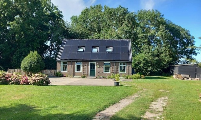 Schellinkhout Cottage | Luxury Family House | Lake & Mill Views, Close to Beach