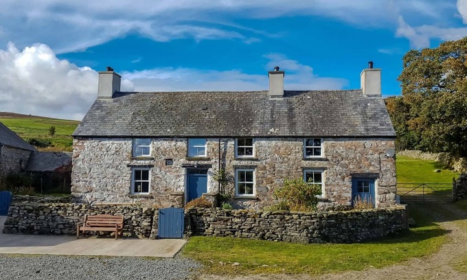 Cwmtirmynach Cottage | Luxury Farmhouse in Mountain Location | Cwmain